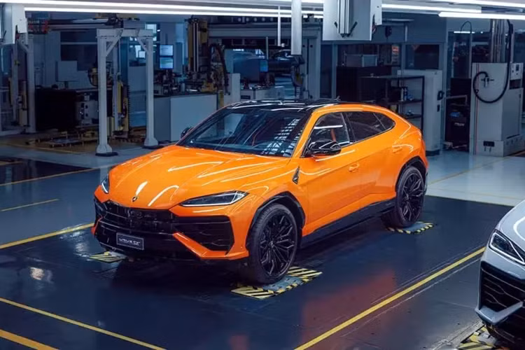 Ngoài ra, Lamborghini Urus SE còn sở hữu cụm pin 25,9 kWh, giúp xe chạy được 60 km mà không cần dùng động cơ xăng. Điều này hứa hẹn sẽ càng làm tăng sức hút cho siêu xe nhà Lamborghini, đặc biệt ở những thị trường ưu đãi thuế cho xe có khả năng vận hành không phát thải khí độc hại.