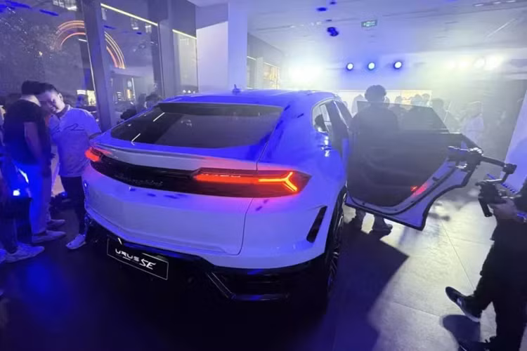 Được biết là vào tháng 4 năm nay, tại triển lãm ô tô Bắc Kinh 2024, Lamborghini, đã chính thức trình làng mẫu xe Urus SE, tiết kiệm xăng hơn so với 3 bản trước đó bao gồm tiêu chuẩn, hiệu năng cao mang tên gọi Urus Performante và nâng cấp giữa vòng đời Urus S và chỉ mất nửa năm, siêu SUV Lamborghini Urus SE đã được nhập về Việt Nam nhưng chưa rõ là xe bán hay tạm nhập tái xuất.