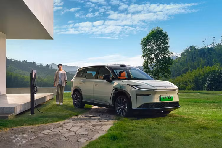 Với đợt giao hàng đầu tiên dự kiến vào tháng 3 năm sau, Toyota đang thực sự chú trọng đến những người mua xe điện coi trọng giá trị thực dụng của một chiếc xe. Mẫu xe cơ bản được gọi là 430 Air+ sở hữu bộ pin lithium-iron phosphate 50,03 kWh.