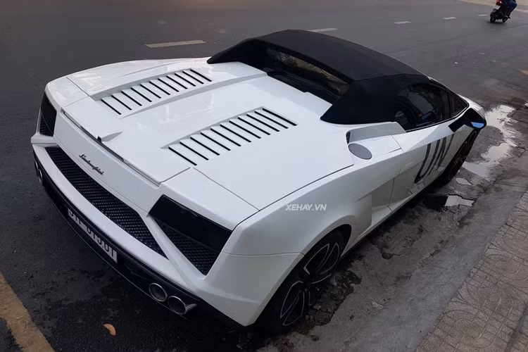 Thay đổi duy nhất bên trong khoang lái chính là việc độ thêm khay đựng bình nước và hộp đựng tàn xì gà, 2 món bảo bối không thể thiếu trong nội thất các siêu xe, xe thể thao của ông Đặng Lê Nguyên Vũ.