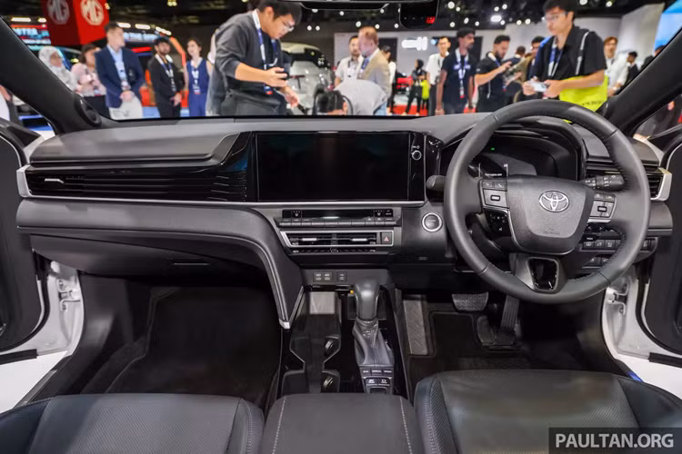 Điểm ấn tượng nhất của Toyota Camry 2025 chính là ngôn ngữ thiết kế hoàn toàn mới, với dải đèn LED ban ngày kiểu Hammerhead. Trong khi cản trước mở rộng tạo nét trẻ trung và phá cách so với trước. Đèn pha và đèn hậu LED kết hợp la-zăng hợp kim 18 inch.