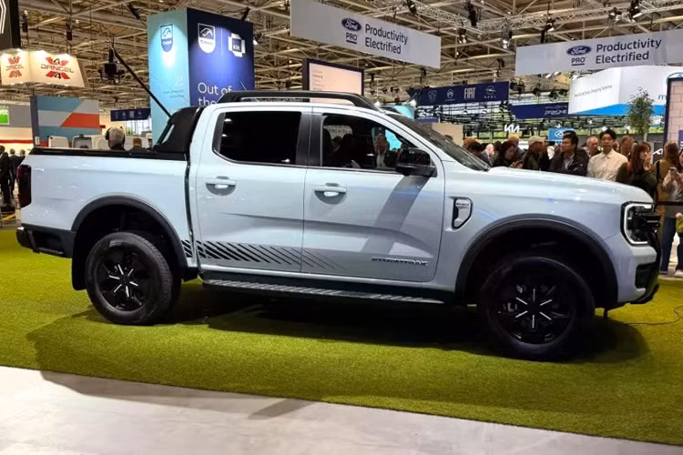 Hệ truyền động PHEV trên Ford Ranger Stormtrak bao gồm máy xăng EcoBoost 4 xi-lanh, tăng áp, dung tích 2.3L và mô-tơ điện có công suất tối đa 101 mã lực, tích hợp vào hộp số. Xe có công suất kết hợp 275 mã lực cùng mô-men xoắn cực đại 690 Nm, vượt trội so với các phiên bản máy xăng và máy dầu của dòng Ford Ranger, trừ Ranger Raptor.