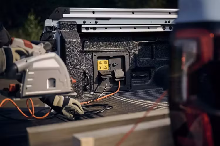 Điểm nhấn tiếp theo của Ford Ranger PHEV 2025 là hệ thống Pro Power Onboard, cho phép biến xe thành trạm sạc di động. Người dùng có thể sạc các dụng cụ, thiết bị điện tử hoặc thiết bị cắm trại bằng nguồn điện 2,3 kW tiêu chuẩn hoặc 6,9 kW tùy chọn của xe.