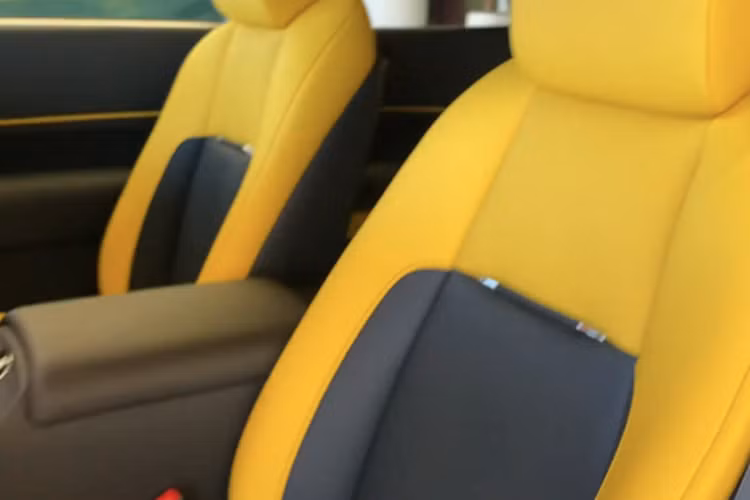 Tiếp đến là được phối màu vàng Austin Yellow rất sang trọng, tạo nên sự tương phản mạnh mẽ so với ngoại thất của xe. Đó còn chưa kể đến nhiều chi tiết được làm từ carbon, như toàn bộ bảng điều khiển trung tâm, các tấm ốp trên bảng đồng hồ, cùng nhiều chi tiết kim loại đánh bóng cao cấp.