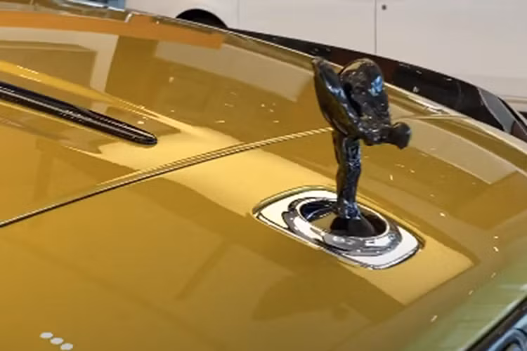 Ngoài ra, chưa kể chiếc coupe siêu sang Rolls-Royce Wraith này còn thuộc bản Black Badge nên còn có nhiều chi tiết vốn mạ crôm, hay bạc được sơn màu đen như logo thiếu phụ bay, lưới tản nhiệt, viền cửa