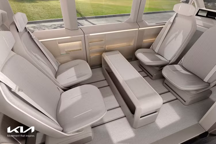 Để làm cho những chiếc xe trở nên hữu ích hơn nữa, Kia có kế hoạch phát triển một phần mềm kinh doanh chuyên dụng để giúp chủ sở hữu quản lý đội xe của họ. Các dòng xe PV điện của Kia cũng sẽ sử dụng công nghệ AI để đưa ra đề xuất bảo trì dự đoán và chương trình sạc phù hợp với nhu cầu của từng khách hàng.