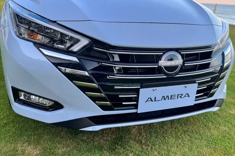 Tương tự phiên bản cũ, mẫu xe sedan Nissan Almera 2024 sẽ được nhập khẩu nguyên chiếc từ Thái Lan về Việt Nam. Để tăng khả năng cạnh tranh với những đối thủ đáng gờm trong cùng phân khúc như Honda City, Hyundai Accent và Toyota Vios, mẫu xe nhà Nissan đã được nâng cấp cả về thiết kế lẫn trang bị.