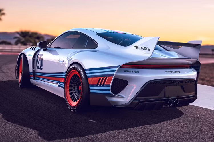 Người mua Rezvani có thể chọn giữa 911 Carrera S, GT3 hoặc Turbo S để thương hiệu có thể sử dụng để nâng cấp. RR1 550 là phiên bản cơ sở vì về nguyên bản, khối động cơ 3.0 lít tăng áp của Carrera có công suất 550 mã lực khi sử dụng trên đường đua hoặc 520 mã lực trên đường phố.