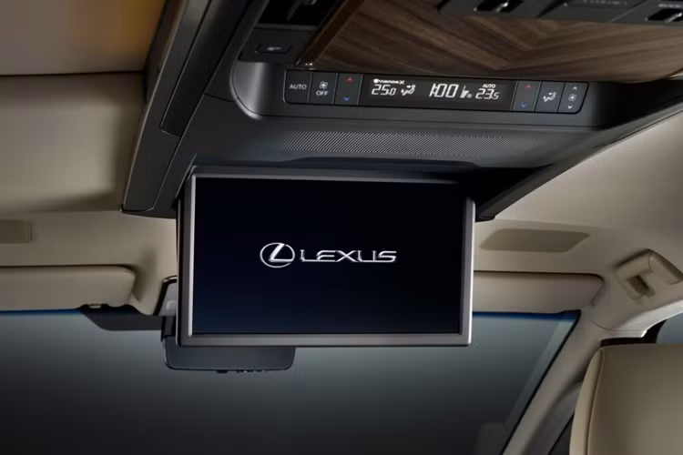 Mẫu xe siêu sang sẽ được trang bị động cơ tăng áp Hybrid bốn xi-lanh, dung tích 2.4 lít. Xe được trang bị eAxle phía sau, giúp xe có được hệ dẫn động bốn bánh.