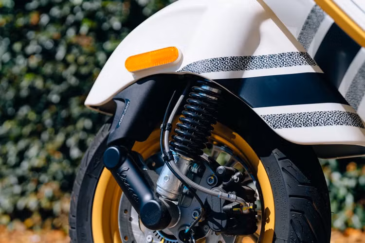Cụ thể, cụm đèn tín hiệu rẽ trước và sau được nằm tách rời thay vì tích hợp vào trong cụm đèn trước/sau. Vè trước và thân xe cũng bổ sung các tấm phản quang.