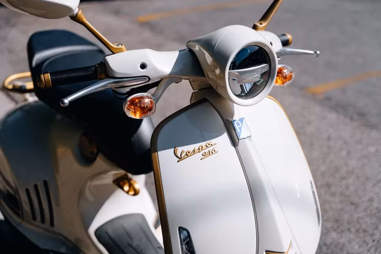 Được thiết kế riêng cho thị trường Mỹ với số lượng giới hạn 60 chiếc, xe ga Vespa 946 Christian Dior cũng được tinh chỉnh lại một số chi tiết ngoại thất để đáp ứng các quy định về an toàn.