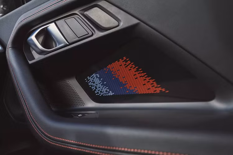 Ở bên trong, xe được trang bị hệ thống thông tin giải trí iDrive 8.5 với đồ họa độc quyền dành cho BMW dòng M, vô-lăng đáy phẳng và ghế ngồi thể thao phối màu đen đỏ. Bảng điều khiển trung tâm ốp carbon được tách ra thành một tùy chọn độc lập, thay vì nằm trong gói nâng cấp Carbon Fiber như trước.