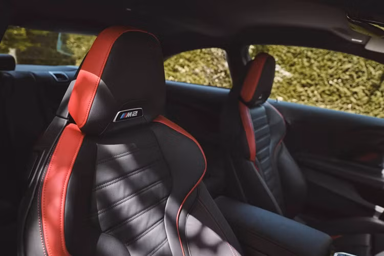 Thiết kế của BMW M2 2025 vẫn giữ nguyên như cũ nhưng được bổ sung màu sơn mới, huy hiệu và đầu ống xả màu đen. Điển nhấm của bản nâng cấp này là sự xuất hiện của bộ mâm đa chấu màu bạc lạ mắt. Trước đây, tùy chọn này chỉ được cung cấp trên các phiên bản cao cấp của M3 và M4.