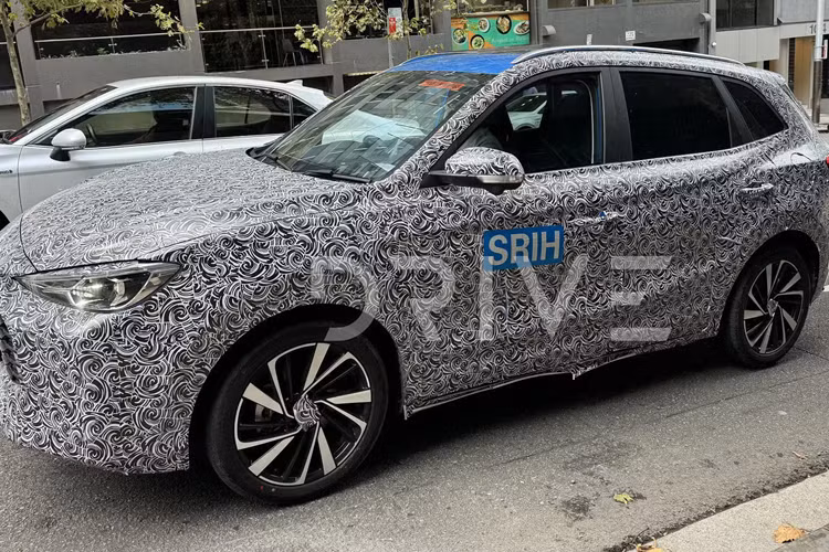 MG ZS 2025 hứa hẹn sẽ được cung cấp các biến thể chạy xăng, điện và hybrid. Để tham khảo, MG ZS 2025 bản chạy điện hiện tại sử dụng bộ pin 50.3 kWh, kết hợp cùng động cơ điện cho công suất 130kW và mô-men xoắn 280Nm.