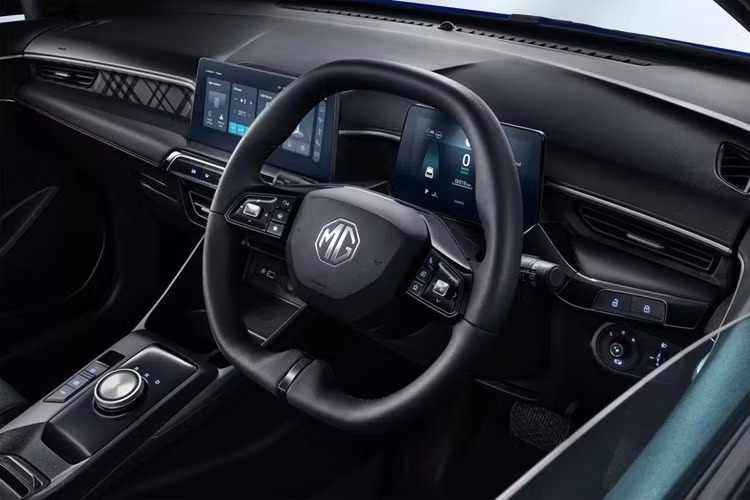 Theo đó, MG ZS 2025 có thể có một cabin hiện đại hơn với cụm đồng hồ kỹ thuật số và hệ thống thông tin giải trí 10,25 inch, tích hợp tính năng định vị vệ tinh, khả năng tương thích Android Auto và Apple CarPlay.