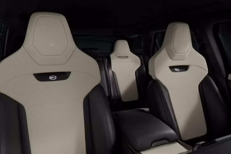 Mẫu xe này cũng có nhiều chi tiết được làm vật liệu bằng sợi carbon bao gồm mui xe, ống xả, logo và mâm xe. Những chi tiết này được kết hợp bởi nội thất hai tông màu với viền gỗ Natural Cream Ash Burr. Phiên bản cuối cùng được biết đến là Sol Curation tôn vinh mặt trời.