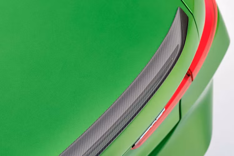 Về nội thất, xe được trang bị vô lăng bọc da Alcantara M ba chấu đáy phẳng được thiết kế lại. Các phần chấu vô lăng được chỉnh sửa lại, đồng thời vô lăng cũng được đánh dấu vạch đỏ ở tâm. M3 2025 được trang bị phần mềm thông tin giải trí mới nhất của BMW với phiên bản 8.5 giúp đơn giản hóa việc điều khiển hệ thống điều hòa tự động.