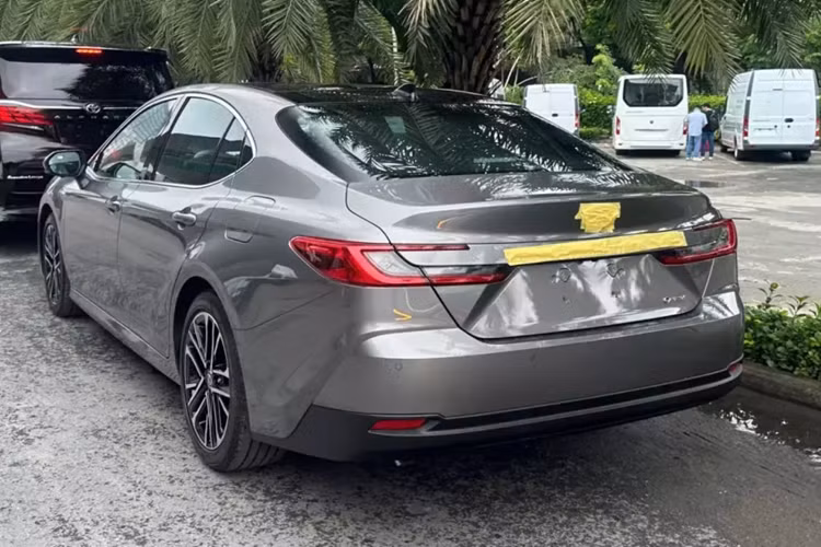 Cuối cùng là gói công nghệ an toàn chủ động Toyota Safety Sense 3.0 với hệ thống cảnh báo điểm mù, cảnh báo phương tiện cắt ngang khi lùi, phanh khẩn cấp tự động khi lùi, kiểm soát đèn pha tự động, cảnh báo tiền va chạm, cảnh báo lệch làn đường tích hợp hỗ trợ đánh lái, hỗ trợ bám làn đường và hệ thống kiểm soát hành trình thích ứng, có thể tự động giảm tốc khi ôm cua.