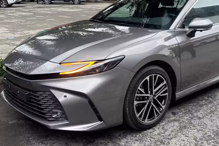 Về ngoại hình, Toyota Camry thế hệ mới có thiết kế lột xác hoàn toàn, đầu tiên xe được trang bị lưới tản nhiệt hẹp nằm giữa hai cụm đèn pha và tích hợp hộp chứa cảm biến. Bên trong đèn pha là 2 bóng LED nằm dọc trong khi dải đèn LED định vị ban ngày được thiết kế hình chữ "C".
