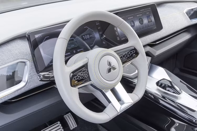 Ở bên hông, xe có các phần ốp chắn bùn giống Montero Sport, làm cho xe trông cơ bắp và chắc chắn hơn. Mặc dù chúng ta vẫn chưa thấy thiết kế phần đuôi xe, nhưng nhiều khả năng sẽ được học hỏi từ đuôi xe Xforce.