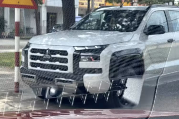 Đây tất nhiên không phải là lần đầu tiên mẫu xe bán tải này bị bắt gặp trên đường phố Việt Nam. Mitsubishi Triton 2025 từng chạy thử trên đại lộ Thăng Long, Hà Nội. Hiện thông tin cụ thể bán tải Mitsubishi Triton 2025 dành cho thị trường Việt Nam vẫn chưa được hé lộ.