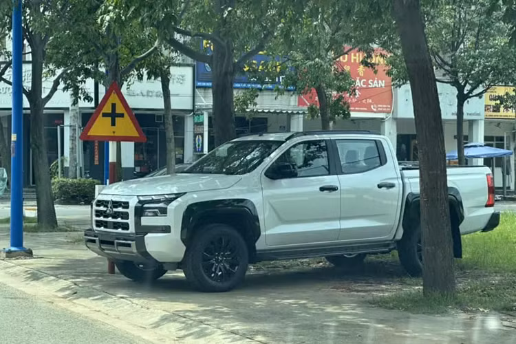Mới đây, hãng Mitsubishi đã chính thức chốt lịch ra mắt Triton thế hệ mới ở thị trường Việt Nam. Theo đó, mẫu xe bán tải này sẽ được giới thiệu với khách hàng trong nước vào ngày 11/9/2024 tới đây. Trước thời điểm ra mắt, Mitsubishi Triton 2025 mới đã bị bắt gặp tại Hà Nội.