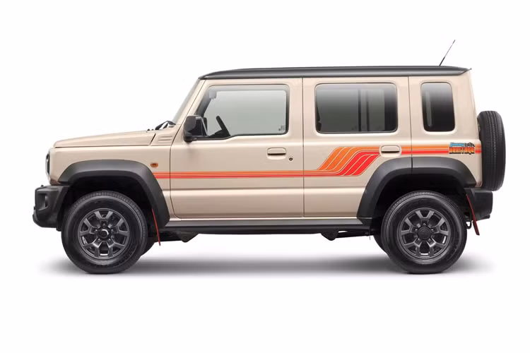 Bên cạnh những chi tiết decal trang trí truyền thống, chiếc Jimny phiên bản Heritage còn có tấm chắn bùn màu đỏ phía trước và phía sau. Mẫu xe gợi nhắc diện mạo của Jimny Heritage ba cửa ra mắt năm ngoái mang tên Down Under.