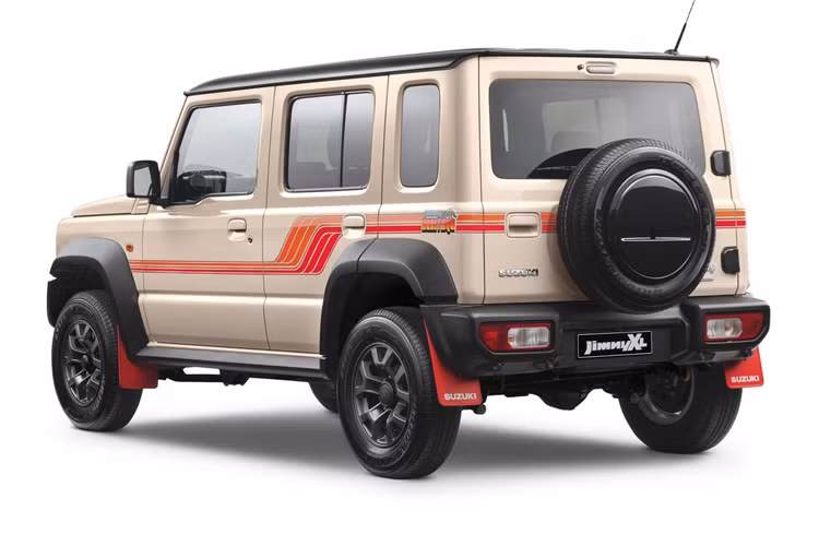 Suzuki trang bị cho xe tính năng Apple CarPlay và Android Auto không dây. Chiếc xe còn được trang bị hệ thống kiểm soát hành trình, kiểm soát hỗ trợ đổ đèo, đèn pha LED tự động và cảm biến đỗ xe phía sau.
