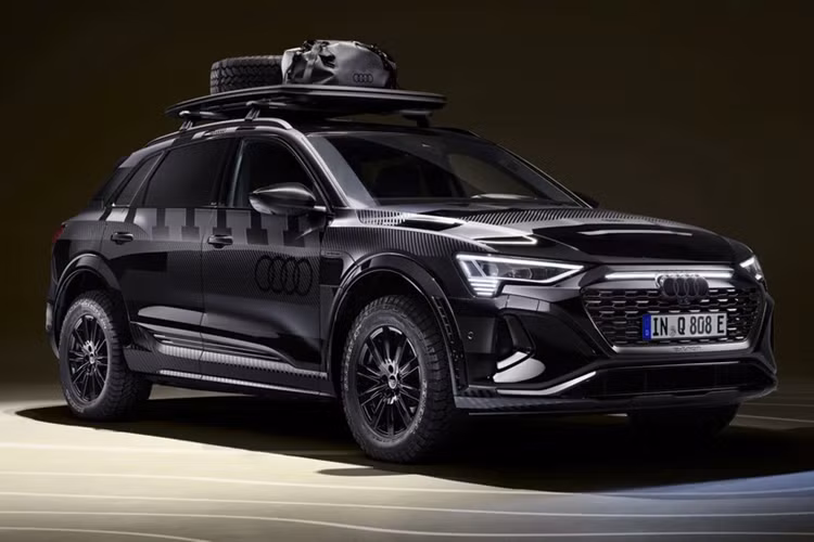 Ghế ngồi trên xe được bọc chất liệu Dinamica với tùy chọn Audi Sport, đi kèm các đường chỉ tương phản màu đỏ tại dây đai an toàn, tựa lưng và đệm ghế, vô lăng...