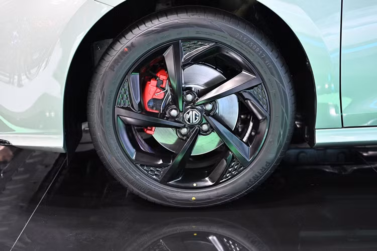 Phía sau vô-lăng 3 chấu là màn hình đồng hồ kỹ thuật số 10 inch, ở chính giữa táp-lô là màn hình giải trí cảm ứng 7 inch nghiêng về phía người lái, các khe gió điều hòa thiết kế 3D Diamond phong cách sang trọng, hệ thống điều hòa tích hợp lọc bụi PM 2.5, dàn âm thanh 6 loa, phanh tay điện tử tích hợp Auto Hold…