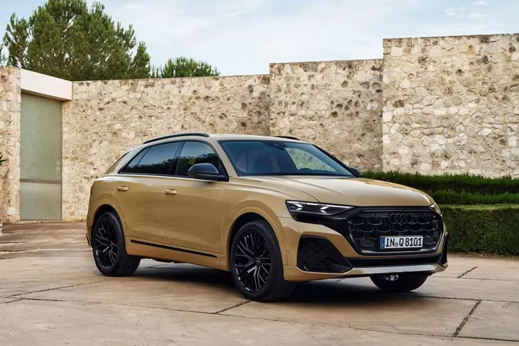 Động cơ này có sự hỗ trợ của công nghệ mild hybrid 48V trên Audi Q8 2024 đồng thời kết hợp với hộp số tự động Tiptronic 8 cấp và hệ dẫn động 4 bánh quattro. Nhờ đó, xe có thể tăng tốc từ 0 - 100 km/h trong 5,9 giây và đạt tốc độ tối đa 245 km/h.