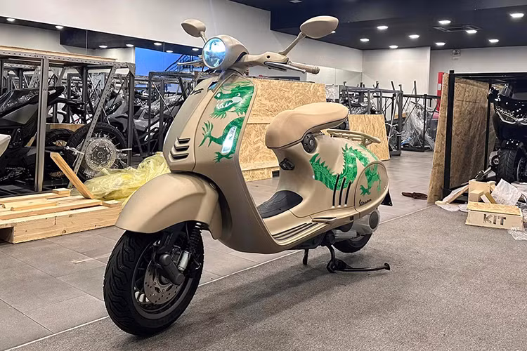 Vespa 946 Dragon sở hữu một số trang bị hiện đại có thể kể đến như: hệ thống đèn LED, phanh đĩa trước sau có ABS và bảng đồng hồ LCD hiển thị các thông tin cần thiết.