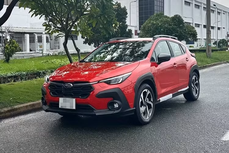 Đối thủ của Subaru Crosstrek trong phân khúc SUV cỡ B/B+ tại Việt Nam sẽ gồm Toyota Corolla Cross (820-905 triệu đồng), Mazda CX-30 (699-749 triệu đồng), Peugeot 2008 (719-769 triệu đồng) hay Mitsubishi Xforce (599-705 triệu đồng), Toyota Yaris Cross (650-765 triệu đồng), Kia Seltos (599-799 triệu đồng), Hyundai Creta (599-699 triệu đồng).