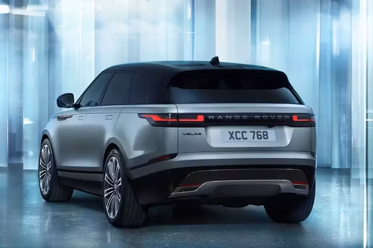 Đèn pha của xe có chức năng điều chỉnh luồng ánh sáng thích ứng và mở rộng góc chiếu khi vào cua. Thay đổi còn lại ở khu vực ngoại thất là màu sơn. Xe có thêm 3 màu sơn ngoại thất mới, gồm có xanh Varensine, xám Arroios và xám Zadar.