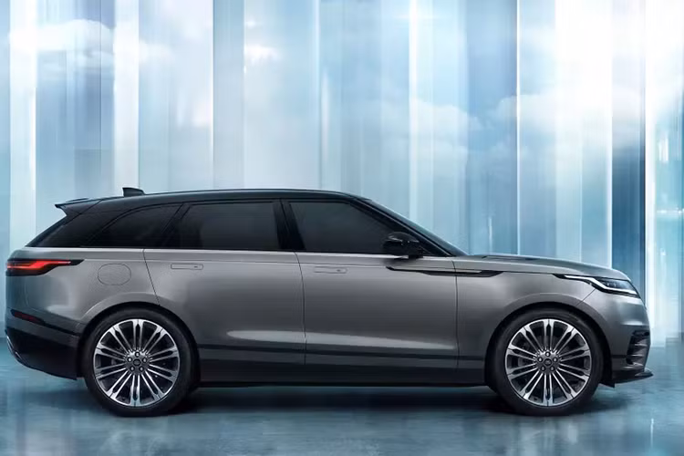 Màn hình cảm ứng trung tâm của xe hỗ trợ kết nối Apple CarPlay và Android Auto không dây. Màn hình này kết hợp với hệ thống âm thanh Meridian tích hợp chức năng khử tiếng ồn chủ động.