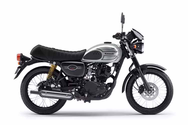 Kawasaki W175 2025 vẫn sử dụng động cơ 1 xy-lanh, dung tích 177 cc, làm mát bằng không khí, công suất 13 mã lực tại 7.500 vòng/phút, mô-men xoắn cực đại 13,2 Nm tại 6.000 vòng/phút, đi cùng hộp số 5 cấp.