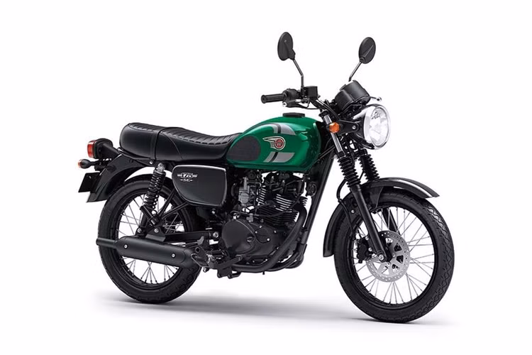 Kawasaki W175 2025 gần như được xây dựng theo mẫu 2023 và mỗi phiên bản của mẫu xe này lại có kiểu thiết kế khác nhau. Theo đó, Kawasaki W175 SE bản tiêu chuẩn có thiết kế tay lái thấp, viền đồng hồ mạ crôm.