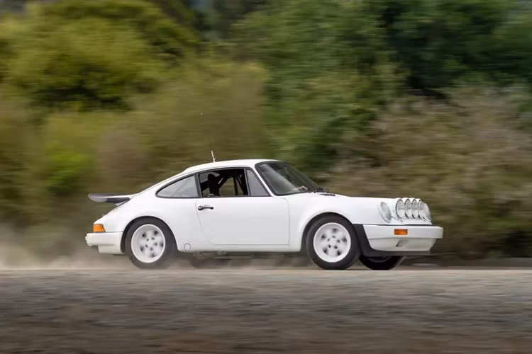 Theo tìm hiểu, chiếc xe Porsche 911 SC/RS cổ điển này cuối cùng từng được chế tạo là một chiếc xe đua rally thực thụ và cũng hợp pháp để lưu thông trên đường phố, và nó xuất hiện trong bài viết này