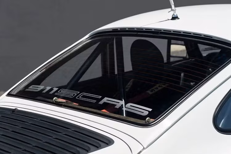 Hãy nghĩ về chiếc xe này như một chiếc 911 SC nhưng dành cho giải đua World Rally Group B. Vì vậy, nó có thân xe của một chiếc 911 Turbo. Nhôm tạo nên cửa, chắn bùn và mui xe. Ghế Lolipop từ chiếc 935 giữ cho người ngồi cố định và phanh bắt nguồn từ 917 làm chậm con quái vật này.
