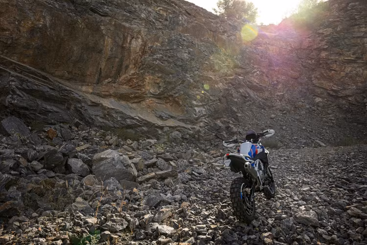 Johann Simon, giám đốc dự án xe của Concept F450 GS, giải thích: “Mẫu xe hướng đến tập trung vào thể thao vào địa hình của Concept F 450 GS, chúng tôi sẽ triển khai biến thể gần nhất có thể với ý tưởng này. Chúng tôi sẽ chỉ điều chỉnh chiều cao yên xe để dễ tiếp cận hơn và dễ điều khiển hơn.