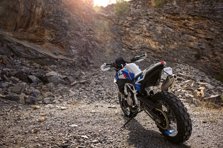 Giống như phiên bản Trophy của BMW R 1300 GS, tông màu xanh lam, trắng và đỏ với màu cơ bản là xanh Racing Blue ánh kim không chỉ thể hiện hiệu năng ấn tượng và chất lượng cao nhất mà còn là tính cách rất năng động và tập trung vào địa hình.”
