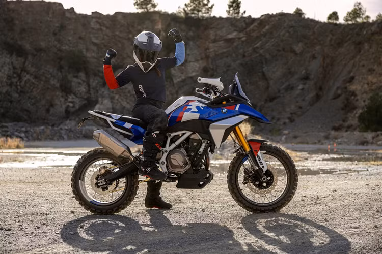 Lấy cảm hứng từ BMW R 1300 GS, Concept F450 GS cũng thiết lập các tiêu chuẩn mới về mặt an toàn và chức năng trong phân khúc của mình. Xe được trang bị các tính năng bao gồm từ BMW Motorrad ABS Pro (tùy thuộc vào góc nghiêng) đến phanh hiệu suất cao, đến các chế độ lái có thể tùy chỉnh.