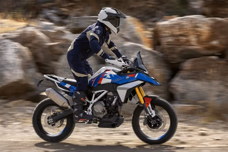Theo đó, mẫu xe môtô BMW Concept F450 GS được trang bị hệ thống giảm xóc đặc biệt sử dụng công nghệ từ xe đua rally và enduro. Với việc chế tạo một mẫu xe có kết cấu nhẹ và các giải pháp tiên tiến khác, chúng tôi có thể tạo ra một chiếc xe cực kỳ nhẹ gần với yêu cầu trọng lượng tối thiểu là 175 kg”.