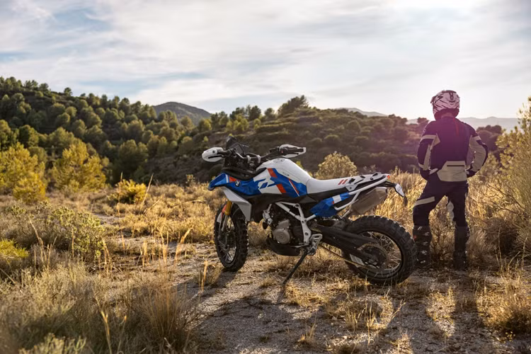 BMW Concept F450 GS cũng hướng đến việc tạo ra một sản phẩm cao cấp về mặt kỹ thuật. Động cơ xi-lanh đôi thẳng hàng được phát triển từ đầu và nhờ vào độ lệch đánh lửa đặc biệt chưa từng được sử dụng trước đây, chiếc xe motor sẽ có khả năng tăng tốc tốt hơn với cảm giác lái thú vị.