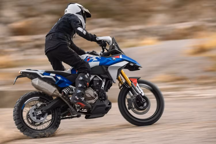 Về khung gầm, BMW ConceptF450 GS cũng thiết lập các tiêu chuẩn mới trong phân khúc này với công nghệ cao cấp. Marc Weber, kỹ sư trưởng của BMW Concept F450 GS chia sẻ:”Chúng tôi đã có thể bắt đầu phát triển chiếc xe này với một khởi đầu mới. Mục tiêu của dự án này chính là tạo ra khả năng off-road tuyệt vời và đồng thời xử lý nhanh nhẹn và chính xác khi chạy xe trên đường.