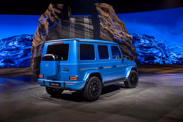 Tương tự như mọi sản phẩm cao cấp khác của hãng xe Đức trong những năm qua, Mercedes-Benz G580 Edition One 2025 mới sẽ dành cho những khách hàng đặt mua sớm nhất tại thời điểm ra mắt. G 580 Edition One được trang bị sẵn nhiều thành phần độc quyền, trong đó có cả những thứ vốn là tùy chọn đặt thêm có tính phí ở bản tiêu chuẩn.