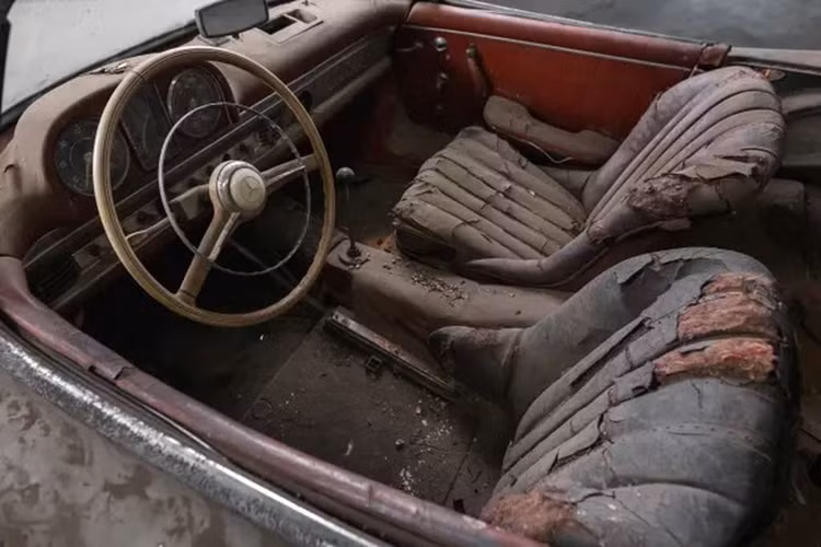 Chiếc Mercedes-Benz này là chiếc Gullwing thân nhôm duy nhất xuất xưởng với lớp sơn đen Schwarz – sau đó được sơn lại màu bạc – và nội thất bằng da màu đỏ, tạo nên sự kết hợp độc nhất vô nhị.