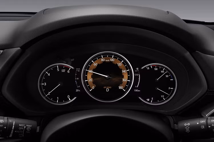 Về trang bị vận hành, Mazda CX-8 2025 vẫn sử dụng động cơ SkyActiv-G 2.5L, sản sinh công suất 188 mã lực tại 6.000 vòng/phút và mô-men xoắn cực đại 252 Nm tại 4.000 vòng/phút. Hộp số tự động 6 cấp, đi kèm là hệ dẫn động cầu trước hoặc bốn bánh tùy từng phiên bản.