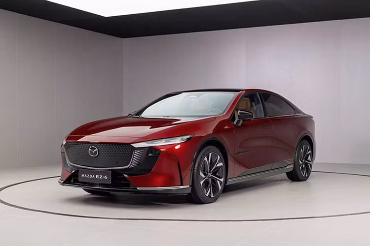 Tại Trung Quốc, mức giá xe Mazda EZ-6 được phân phối với tổng cộng 7 phiên bản cùng mức giá dao động từ 139.800 - 179.800 NDT (khoảng 500 - 640 triệu đồng). Hãng xe Nhật Bản cho biết Mazda EZ-6 sẽ là một dòng xe toàn cầu, do đó nhiều khả năng mẫu sedan điện này sớm được giới thiệu đến nhiều thị trường khác.