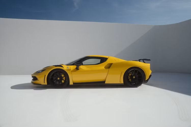 Ở phần cản trước, Ferrari 296 độ Novitec N-Largo được trang bị phần cản mới kết hợp với những chi tiết nguyên bản, tuy nhiên hai bên cản được mở rộng hơn và được trang bị thêm một phần líp ốp phía dưới nhằm ăn nhập với phần thân xe được mở rộng.